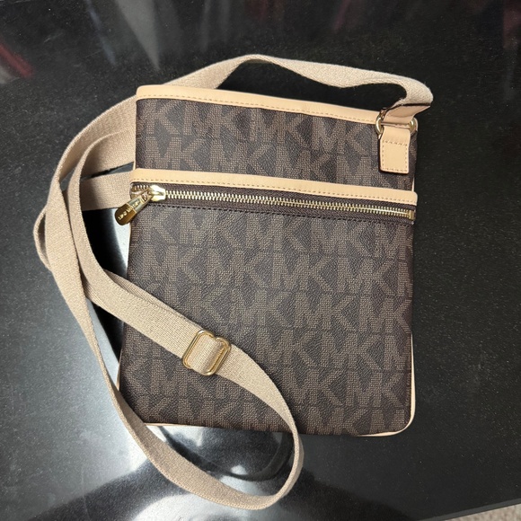 Michael Kors Logo Small Crossbody - Picture 1 of 5